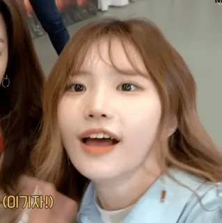 🔮 2dddfc31 이기자! woman, korean, person, reporter, smiling whatsapp sticker