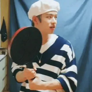 🔮 e982b67b man, beret, sweater, cooking, kitchen, portrait whatsapp sticker