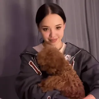 😶‍🌫️ 562b07e2 ผู้หญิง, หมา, สัตว์เลี้ยง, ภาพเหมือน, ยิ้ม, ผมสีน้ำตาล telegram sticker