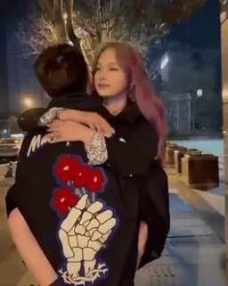 💝 c5fef394 カップル, ハグ, 夜, 通り, 花, 愛, 関係 telegram sticker