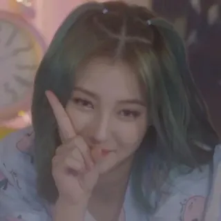 👆 124fc982 女人, 人, 室内, 女孩, 肖像, 女性, 脸 telegram sticker