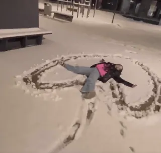 🫣 1ea60660 neve, cuore, inverno, angelo di neve, esterno, freddo telegram sticker