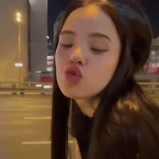 🫣 7c29d3da donna, ritratto, basco, faccia che manda un bacio, asiatica, broncio, notte telegram sticker