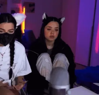 🫣 e1f5f765 donne, orecchie da gatto, maschera, interno, microfono, cuffie telegram sticker