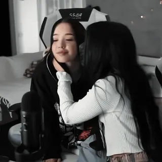 ❤ fe6d1355 ผู้หญิง, มิตรภาพ, ความรัก, ในร่ม, กอด, ภาพเหมือน telegram sticker