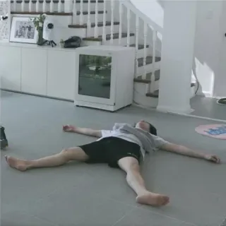 😴 03c4a6a2 persona, sdraiato, pavimento, interno, relax, uomo, corpo, posa telegram sticker