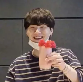 🍓 5d9ff2e7 persona, sorridente, smoothie, fragole, bevanda, casual, interno telegram sticker