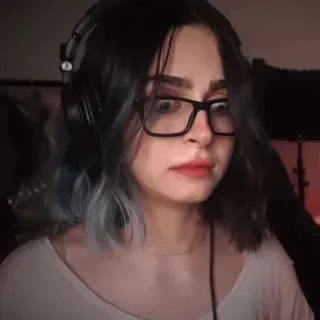 🕳 1c4ee252 vrouw, meisje, portret, persoon, bril, koptelefoon telegram sticker