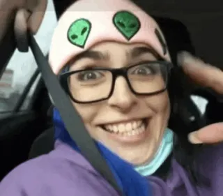 🕳 295b4fbf vrouw, alien, muts, bril, glimlach, paars telegram sticker