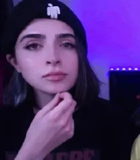 🕳 2bd55897 vrouw, persoon, hoed, portret, selfie telegram sticker