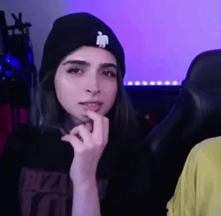 🕳 2de5a9a5 BYZ vrouw, muts, portret, persoon, binnen, meisje telegram sticker