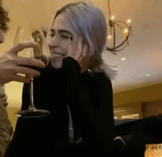 🕳 4f14bce2 wijn, diner, tafel, restaurant, vrouw, binnen, eten, drinken telegram sticker