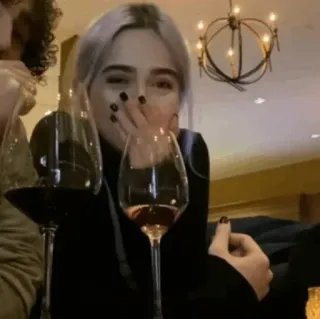 🕳 7a8f63d8 wijn, vrouw, drinken, diner, restaurant, binnen telegram sticker