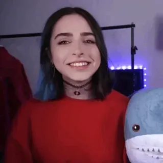 🕳 b86eabc9 vrouw, haai, portret, persoon, rode trui, choker telegram sticker