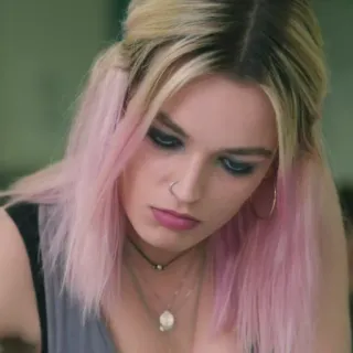 🌸 1892edd7 Maeve Wiley Sex Education kobieta, różowe włosy, studentka, nastolatka, poważna, Maeve Wiley telegram sticker