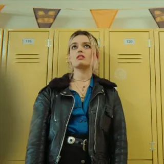 🌸 e6215890 Maeve Wiley Sex Education Maeve, Sex Education, uczeń, szkoła, nastolatek, kurtka telegram sticker