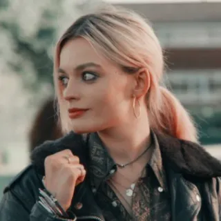 ✨ 8120b5c0 Maeve Wiley Sex Education Maeve Wiley, Sex Education, chân dung, cô gái, tóc vàng, áo da telegram sticker