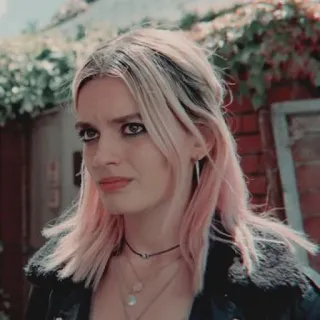 ✨ 818147de Maeve Wiley Sex Education Maeve Wiley, Sex Education, chân dung, nghiêm túc, cô gái, thiếu niên telegram sticker