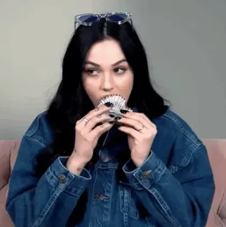 🥑 405efb8e wanita, cupcake, makan, jaket denim, kacamata hitam, berambut cokelat whatsapp sticker