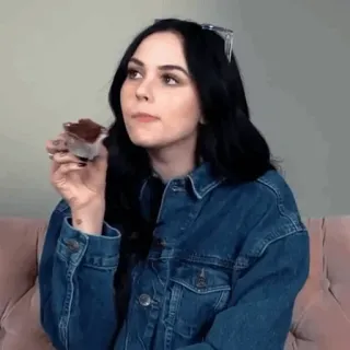 🥑 4a05ba91 wanita, makan, cupcake, jaket denim whatsapp sticker