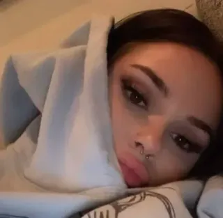 🥑 5395c7a5 wanita, hoodie, potret, wajah, gadis, piercing whatsapp sticker