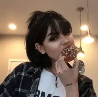 🥑 75bb9550 makan, donat, wanita, berambut cokelat, makanan whatsapp sticker