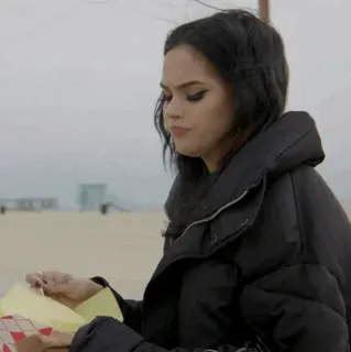 🥑 b21b3a62 wanita, makan, pantai, jaket, makanan whatsapp sticker