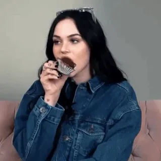 🥑 cf63eae9 wanita, makan, cupcake, berambut cokelat, jaket denim, potret whatsapp sticker