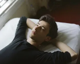 😑 c4fc46ea 男人, 躺着, 床, 白日梦, 沉思的, 放松的 telegram sticker