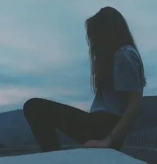 💔 f1ea6f08 女孩, 青少年, 坐着, 天空, 户外 telegram sticker