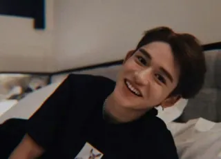 ⛓ 37cd21b4 tersenyum, orang, pria, dalam ruangan, berbaring, bahagia, ceria whatsapp sticker