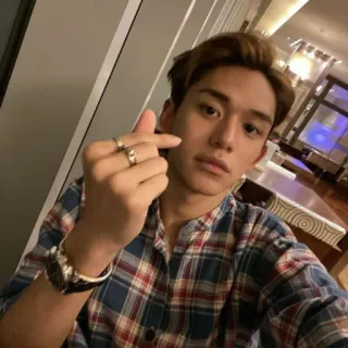 ⛓ ef1a995a pria, tangan hati, kpop, selfie, potret, dewasa muda whatsapp sticker