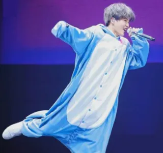 🌸 cd443816 zanger, microfoon, pyjama, optreden, entertainment, podium, artiest, concert telegram sticker