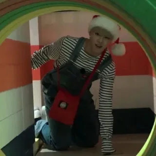 🎄 b7419e33 Natal, topi Santa, overall, kaos bergaris, tas merah, pria, terowongan, di dalam ruangan telegram sticker