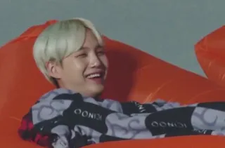 🌸 c28a8b6d orang, tertawa, pria, senang, dalam ruangan, duduk, potret telegram sticker