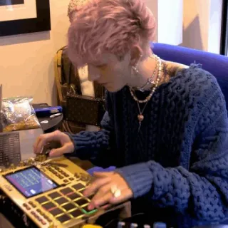 🌋 eeea30c4 Machine Gun Kelly 음악가, 유명인, 분홍 머리, 음악, 프로듀서, 작곡가 telegram sticker