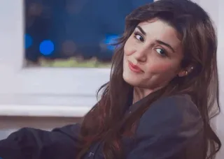 🥓 8f6b3118 肖像, 女人, 黑发, 人物, 微笑 telegram sticker