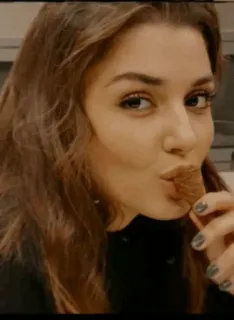 🥓 c2e72461 女人, 吃, 巧克力, 零食, 食物, 肖像 telegram sticker