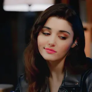 🥓 e78912b1 女人, 肖像, 黑发, 美丽, 时尚, 风格 telegram sticker