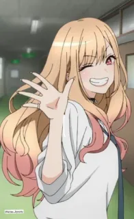 👋 ea32c99e Marin Kitagawa My Dress-Up Darling Anime, Postać, Blond włosy, Machanie, Słodkie, Puszczanie oczka, Marin Kitagawa, My Dress-Up Darling telegram sticker