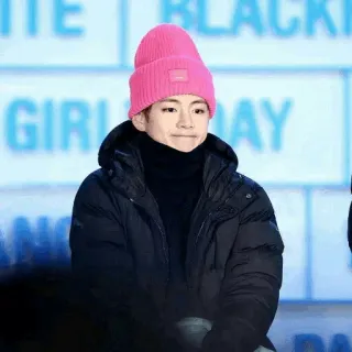 ☺️ 6baa445a người đàn ông, mũ hồng, quần áo mùa đông, người, người nổi tiếng, kpop telegram sticker