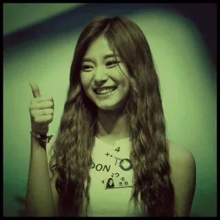 🌙 2b818f41 LONDON potret, wanita, senyum, kpop, Tzuyu telegram sticker