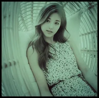 🍀 68a9d814 PHOLAR wanita, gaun, potret, kursi, orang, duduk telegram sticker