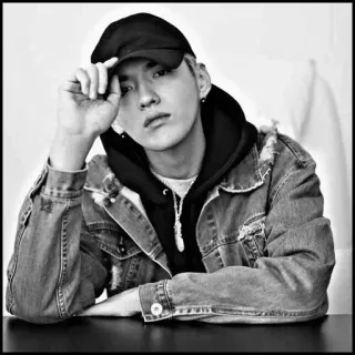 ♠️ 25246177 мужчина, портрет, черно-белый, повседневная одежда, кепка, портретное фото telegram sticker