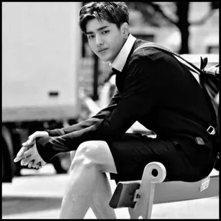 ♠️ 93d47580 мужчина, сидит, скамейка, портрет, черно-белый, молодой, студент telegram sticker