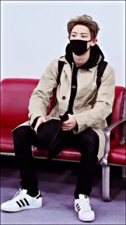 🕷 45d49a19 人, 坐着, 戴口罩, 时尚, 休闲, 机场, 韩风 telegram sticker