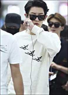 🕷 fcca9aa0 男人, 太阳镜, 白衬衫, 耳机, 名人 telegram sticker