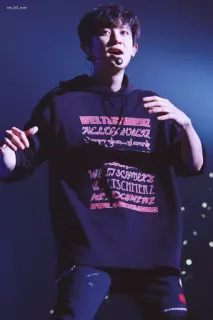 ❄️ 1e5d97e6 WELTSCHMERZ 人物, 男性, パーカー, ステージ, 歌手, パフォーマンス, kpop, アイドル telegram sticker