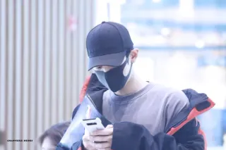 ❄️ a6bb5180 人, マスク, 服, 帽子, 携帯電話, 室内 telegram sticker