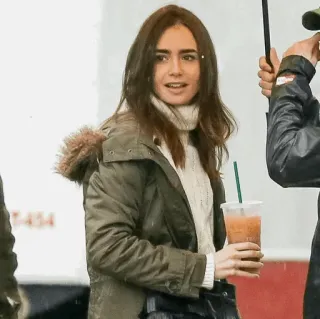 💞 48df6353 Lily Collins Lily Collins, Schauspielerin, Promi, Wintermode, Casual, Outdoor, Getränk telegram sticker